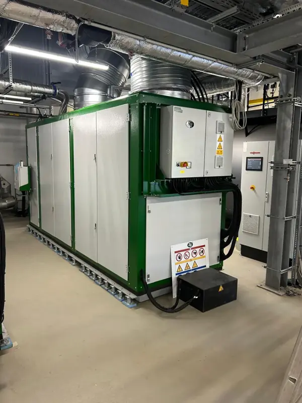 2G-Blockheizkraftwerk mit Schaltschrank in der Energiezentrale