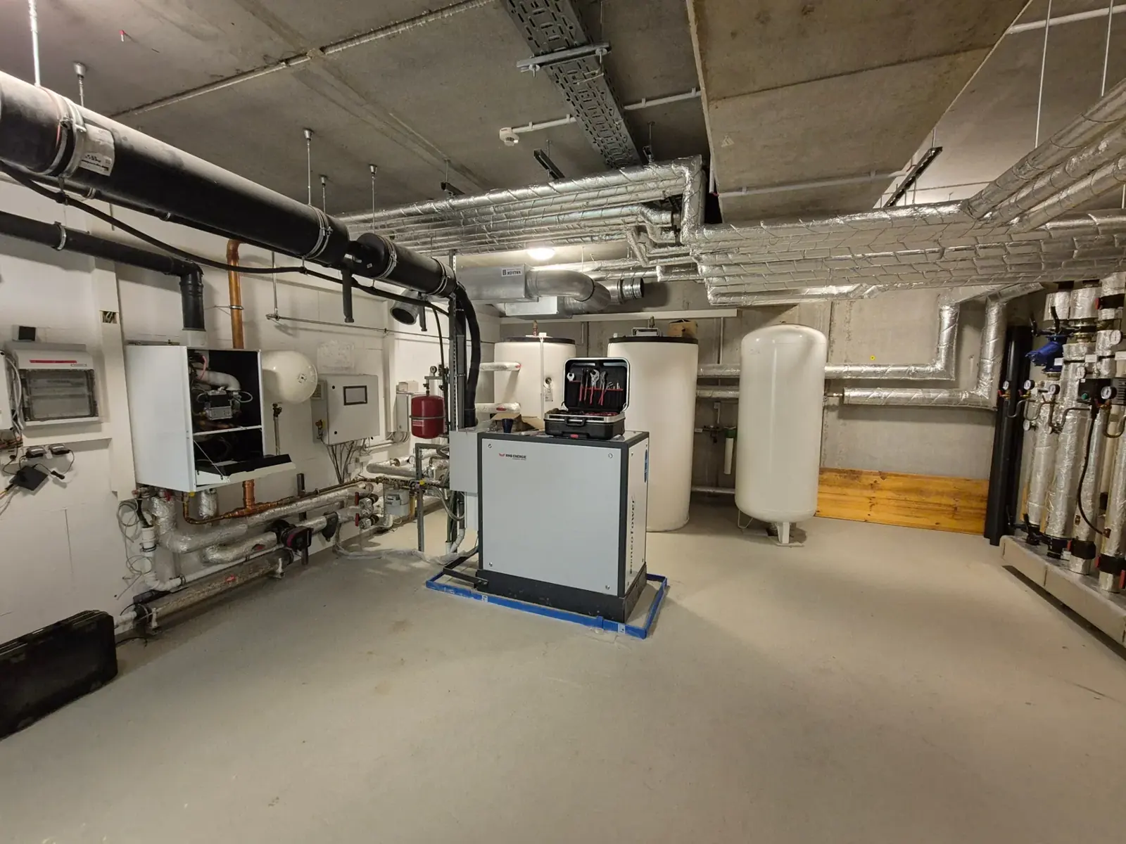 Modernisierte Heizzentrale mit BHKW, Ausdehnungsgefäß und Heizkreisverteiler