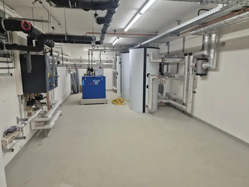 Heizzentrale mit Pufferspeichern und gedämmten Rohrleitungen