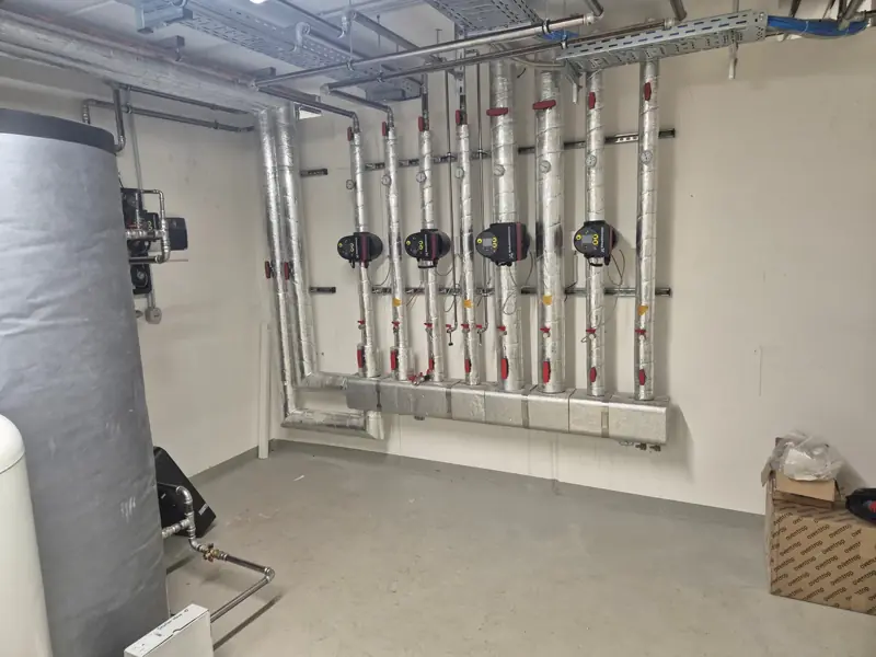 Heizkreisverteiler mit Pumpengruppen und Pufferspeicher